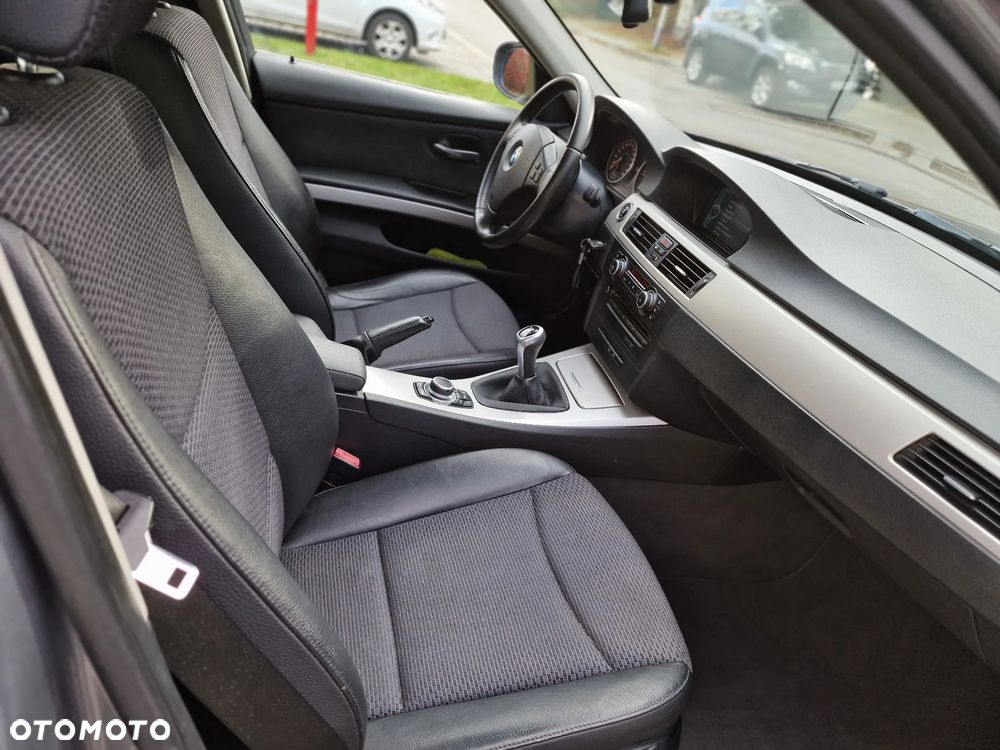 BMW Seria 3 320d xDrive - 28