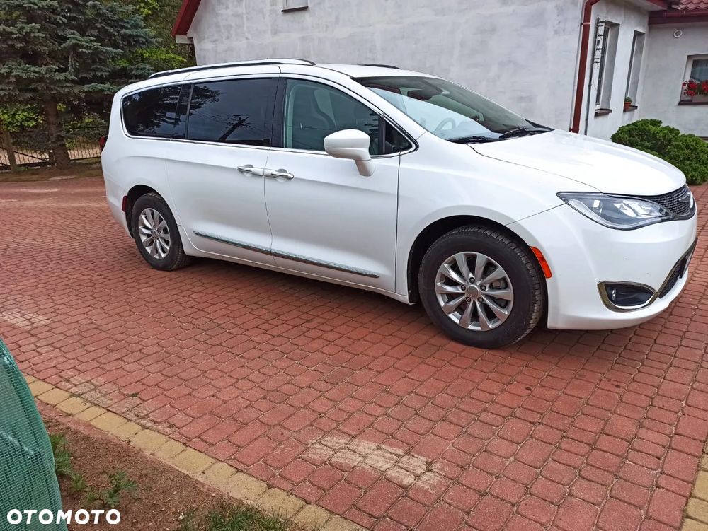 Chrysler Pacifica - 5