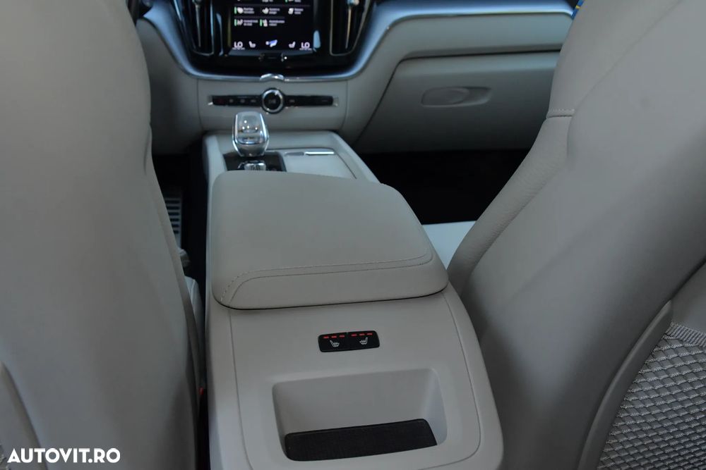 Volvo XC 60 B4 MHEV AT8 AWD Momentum Pro - 23