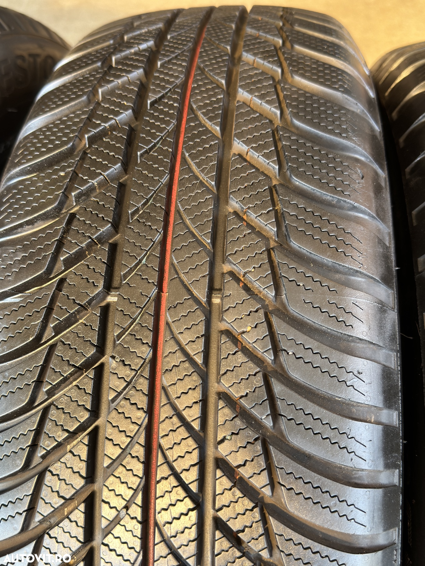 Vând 4 anvelope 215/65/17 bridgestone de iarnă ca noi - 4