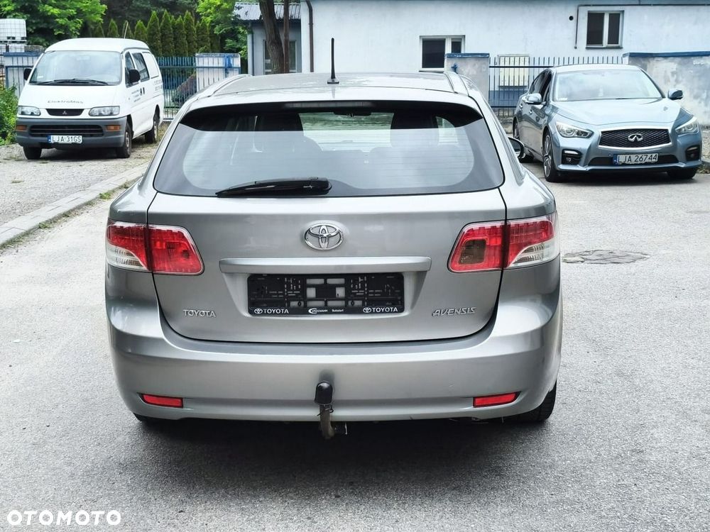 Toyota Avensis - 8