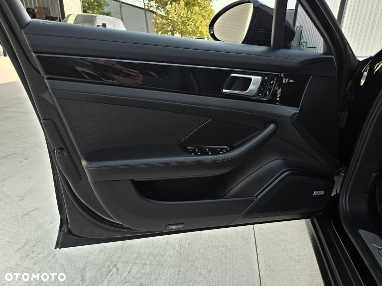 Porsche Panamera 4S - 24