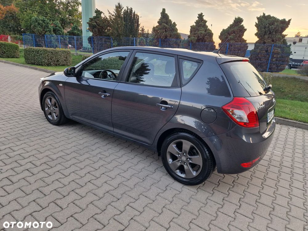 Kia Ceed - 16