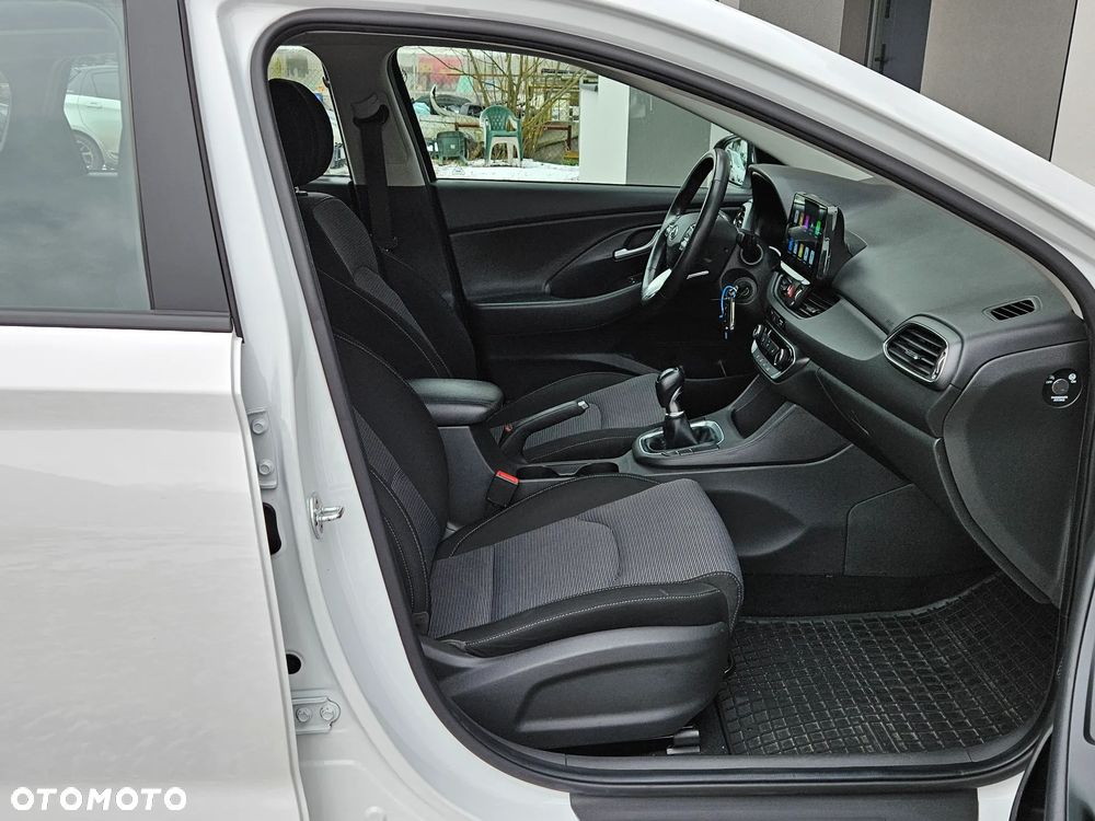 Hyundai i30 1.5 DPI Classic + - 16