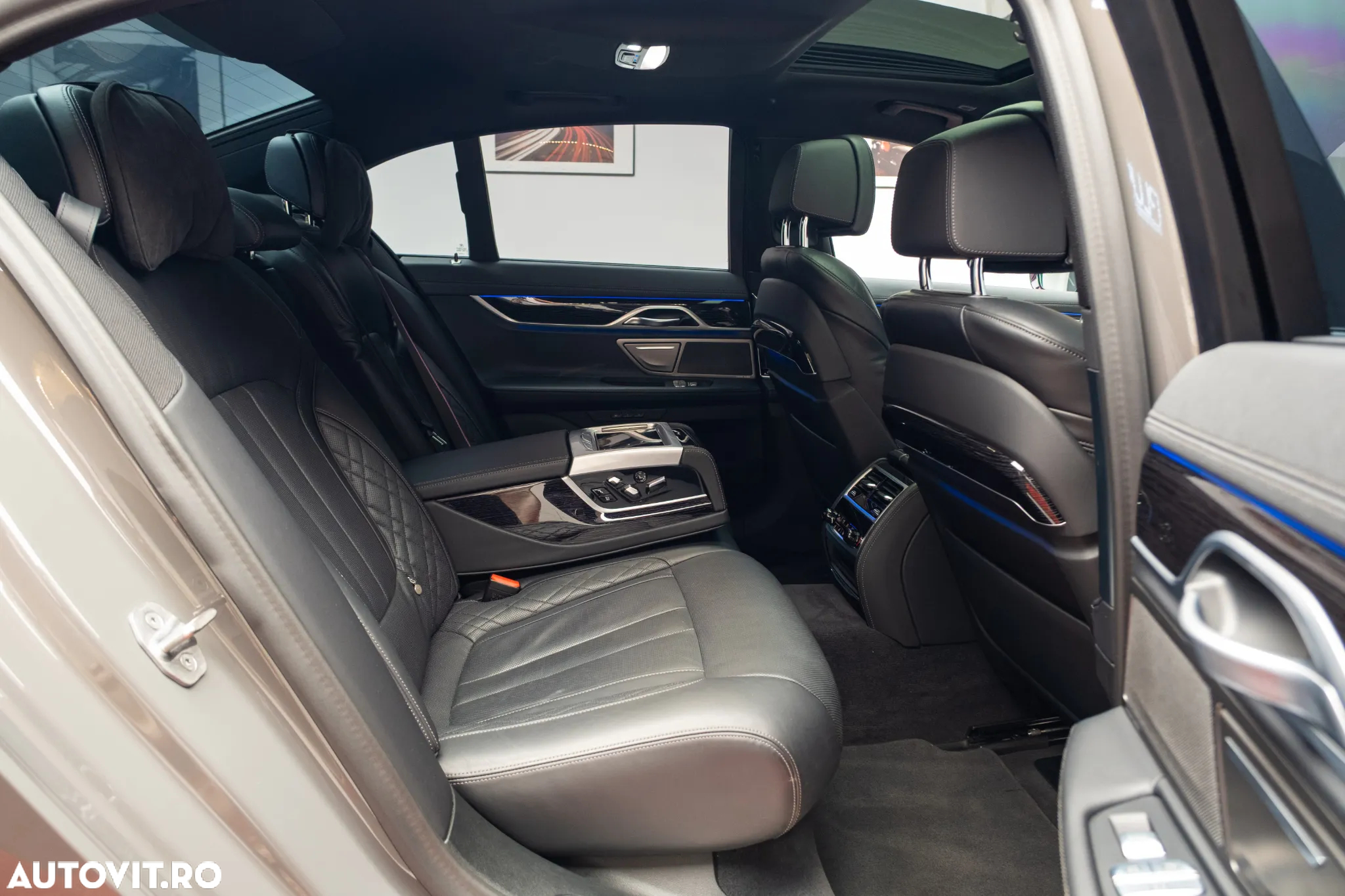 BMW Seria 7 745e - 38