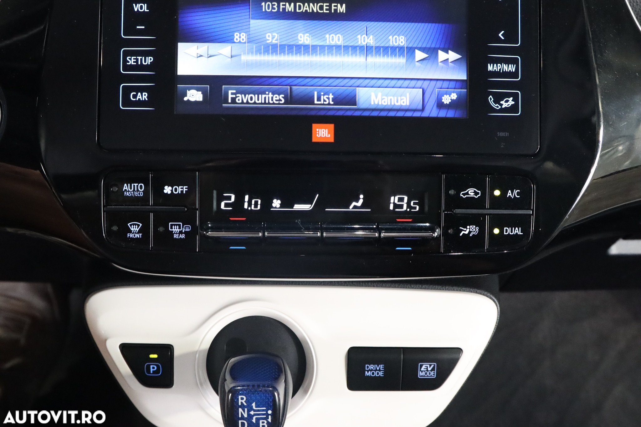 Toyota Prius 1.8 Dual VVT-i Sol - 28