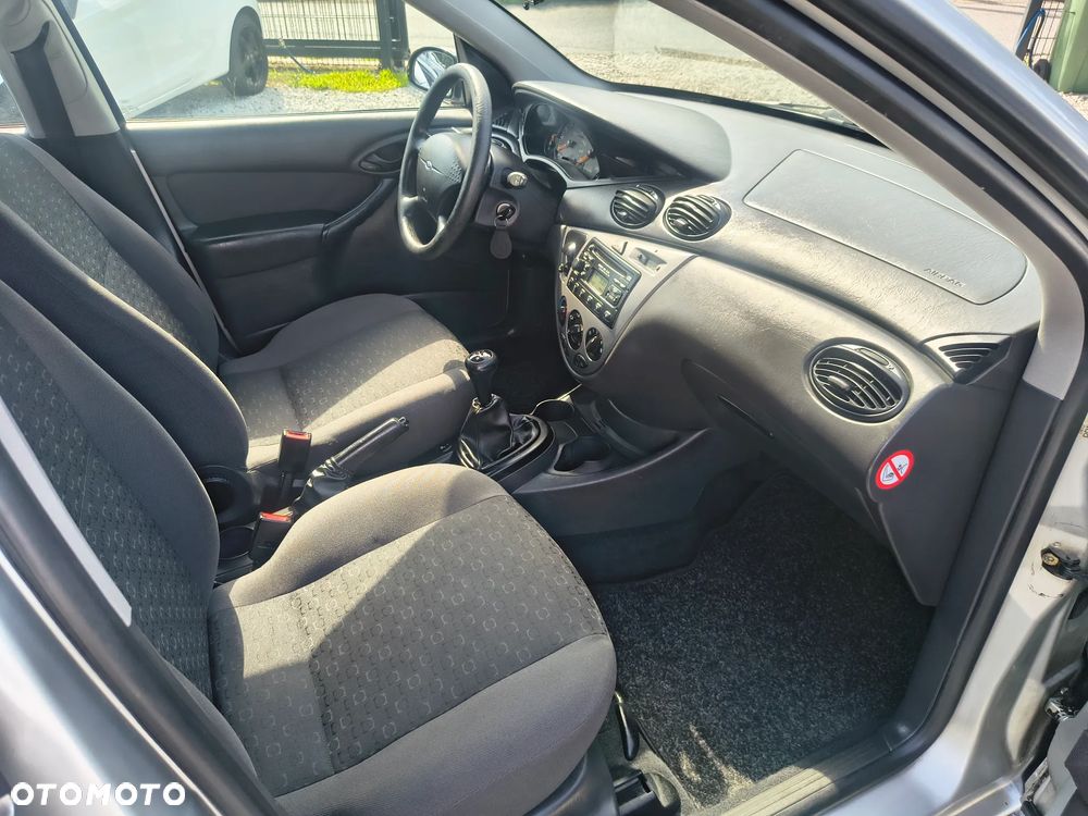 Ford Focus 1.6 Futura - 26