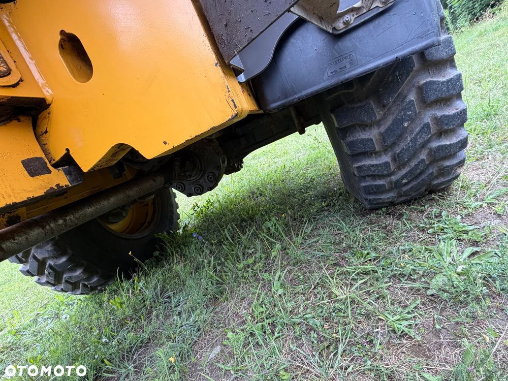 Volvo L25F Ładowarka Kołowa łamana 2015 rok. Jak Nowa! Oryginał łyżka i widły. Mocny silnik 4 cylindry. Zero luzów i wycieków. Aktualne Badania DEKRA BMWT. Wielka Okazja. Maszyna jak nowa z Salonu. 2600 mtg. Pochodzi z Norweskiego urzędu gminy. Dodatkowe linie Hydrauliczne. Szybka wolna Jazda Rewers Hydrostatic. Wersja Norwesk Mocne doświetlenie dodatkowe grzanie. kabina Ogrzewana wentylowana! Zmiana Osprzętu Hydrauliczna! pełne sterowanie z dżojstika! Opony jak Nowe. Podzespoły pomy suche, czytelne tabliczki! OKAZJA - 37