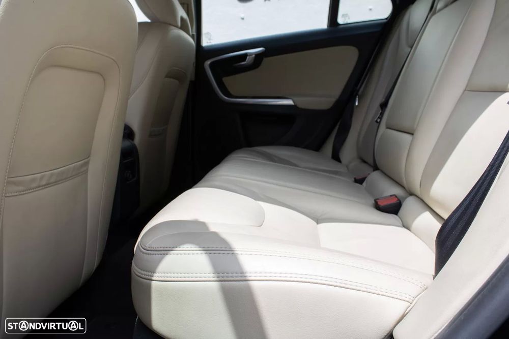 Volvo V60 D6 Plug-In-Hybrid AWD Geartronic Momentum — fotografia 17