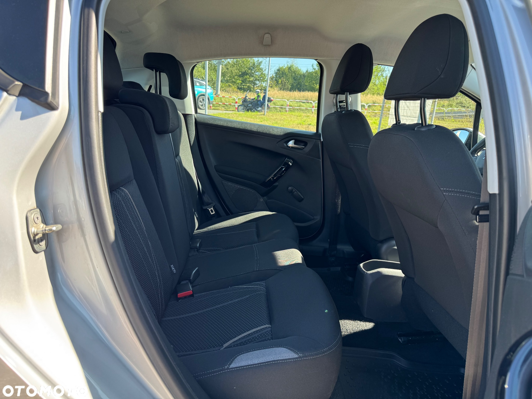 Peugeot 208 - 18
