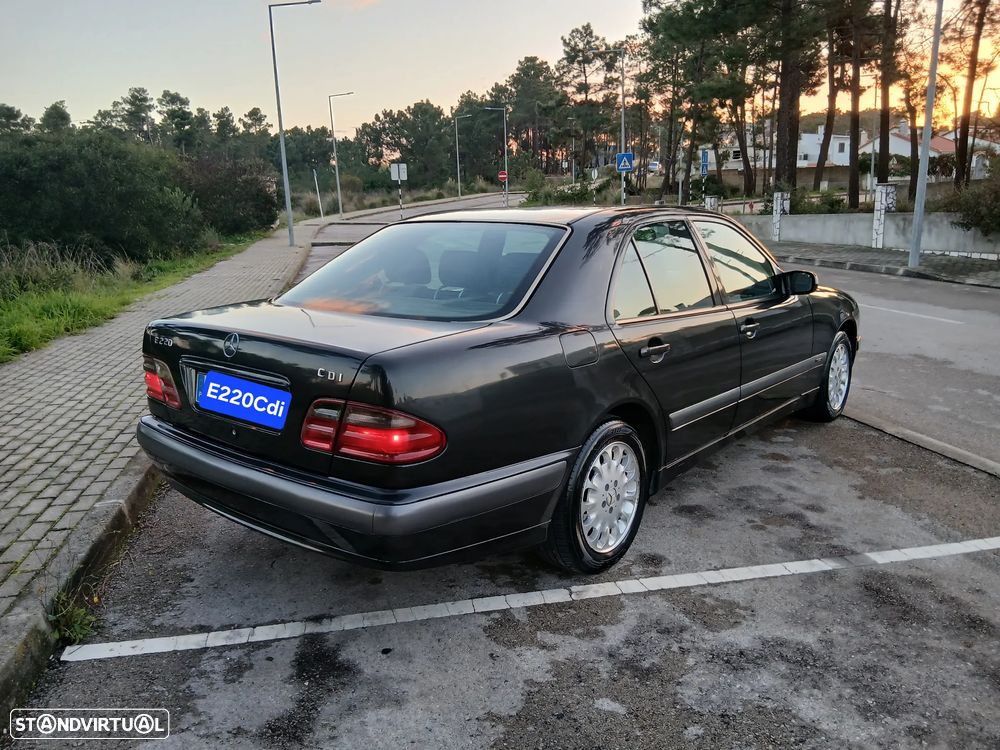 Mercedes-Benz E 220 CDI Elegance - 4