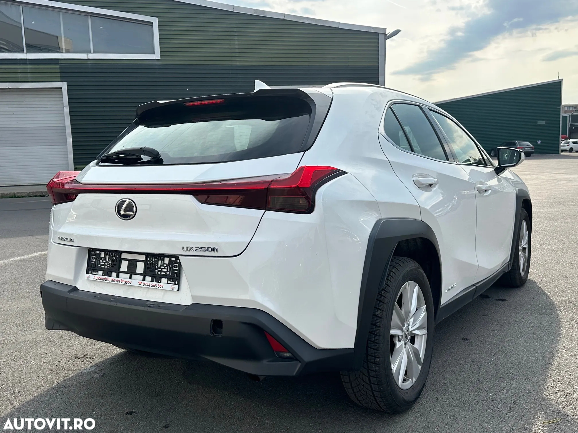 Lexus UX 250h Business Edition - 24