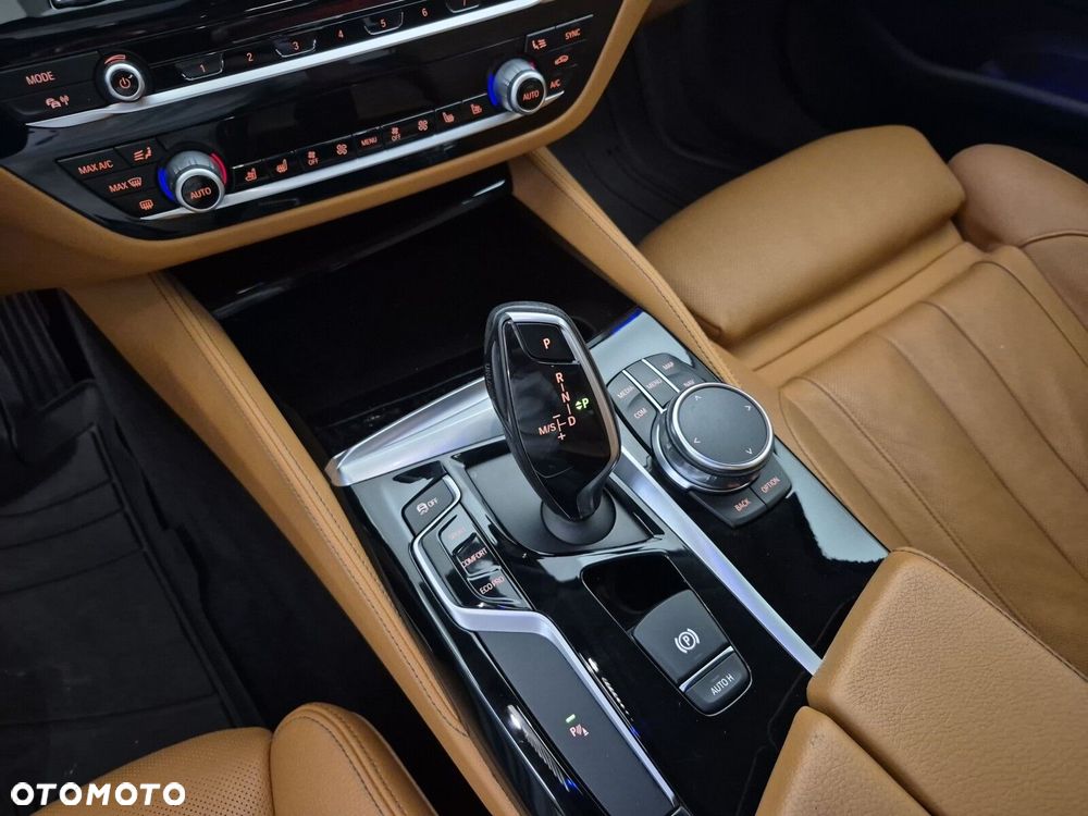 BMW Seria 5 520d xDrive Luxury Line sport - 17