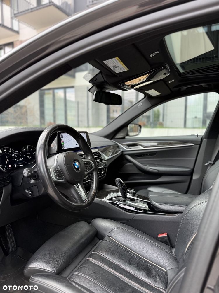 BMW Seria 5 M550i xDrive sport - 23