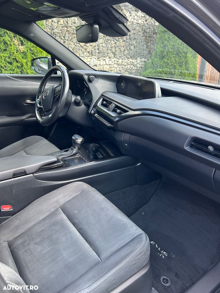 Lexus UX 250h FWD Business - 10