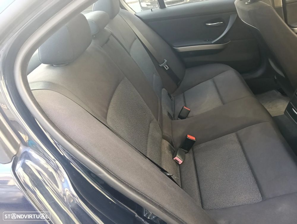 BMW 320 i Exclusive - 16