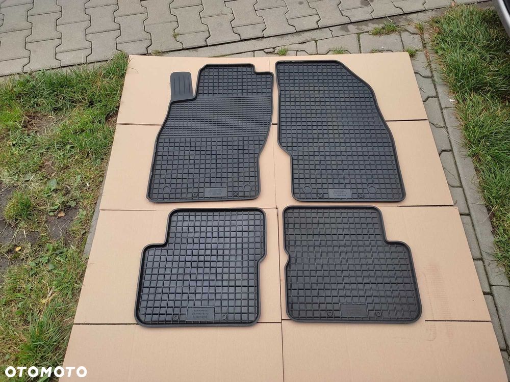 FIAT GRANDE PUNTO NOWE ORYGINALNE Dywaniki gumowe dopasowane korytka - 1