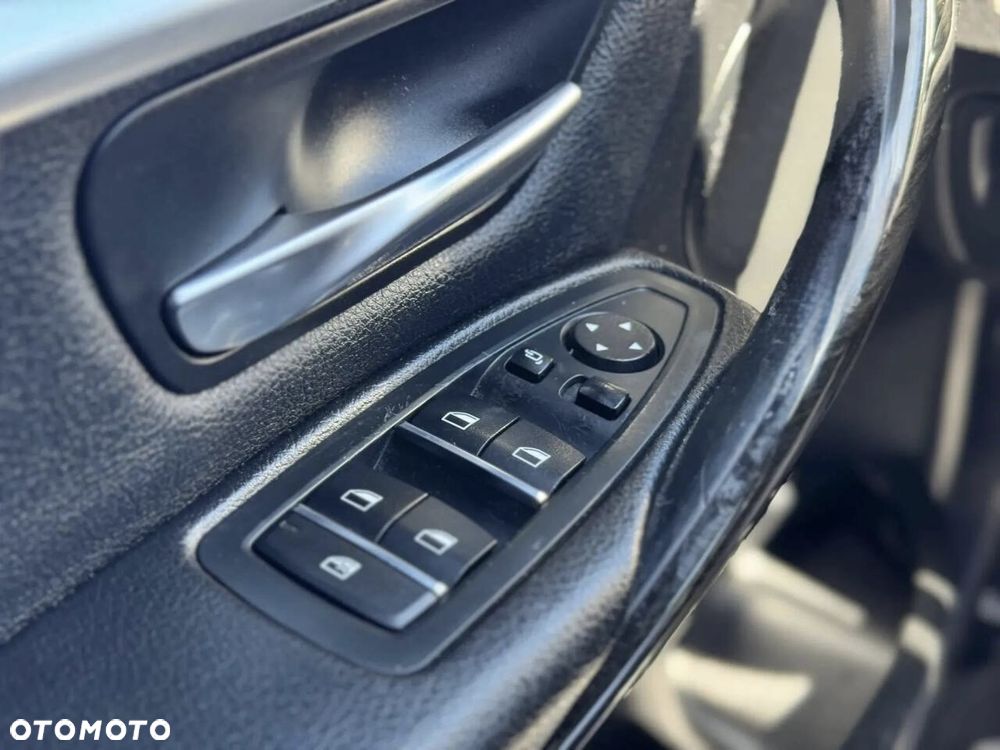 BMW Seria 3 330i xDrive - 29