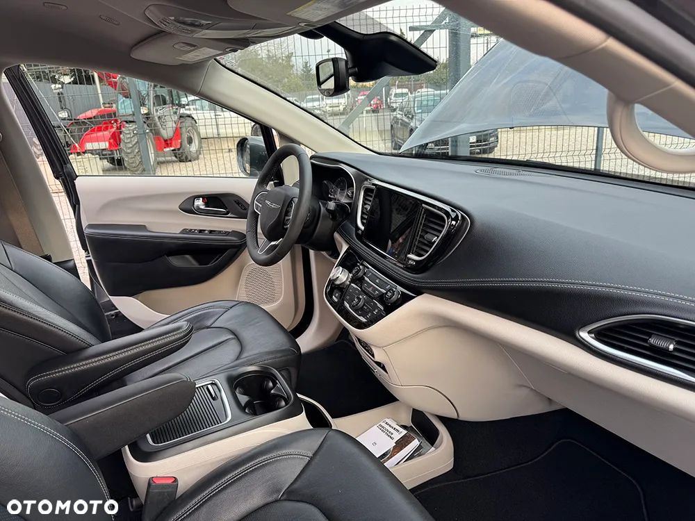 Chrysler Pacifica - 11