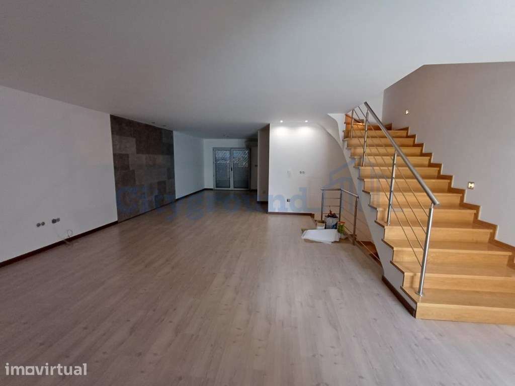 Moradia T3 em banda com Sótão, Garagem e Terraço em Casal dos Matos... - Grande imagem: 5/33