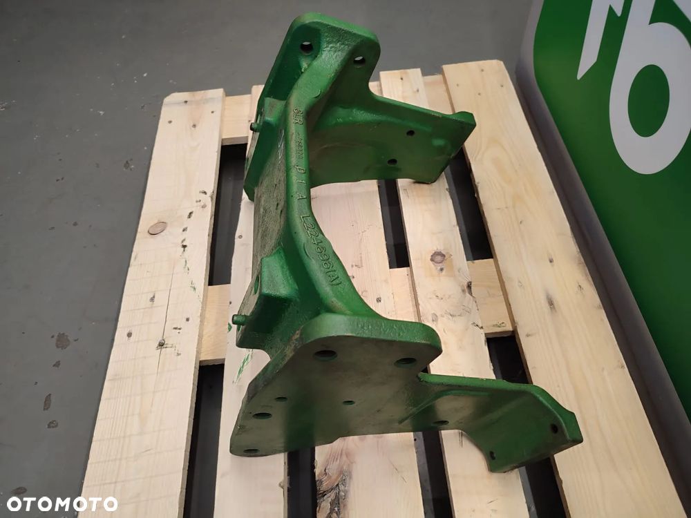 Wspornik L224696 Belka poprzeczna 060320 John Deere 6320 - 4