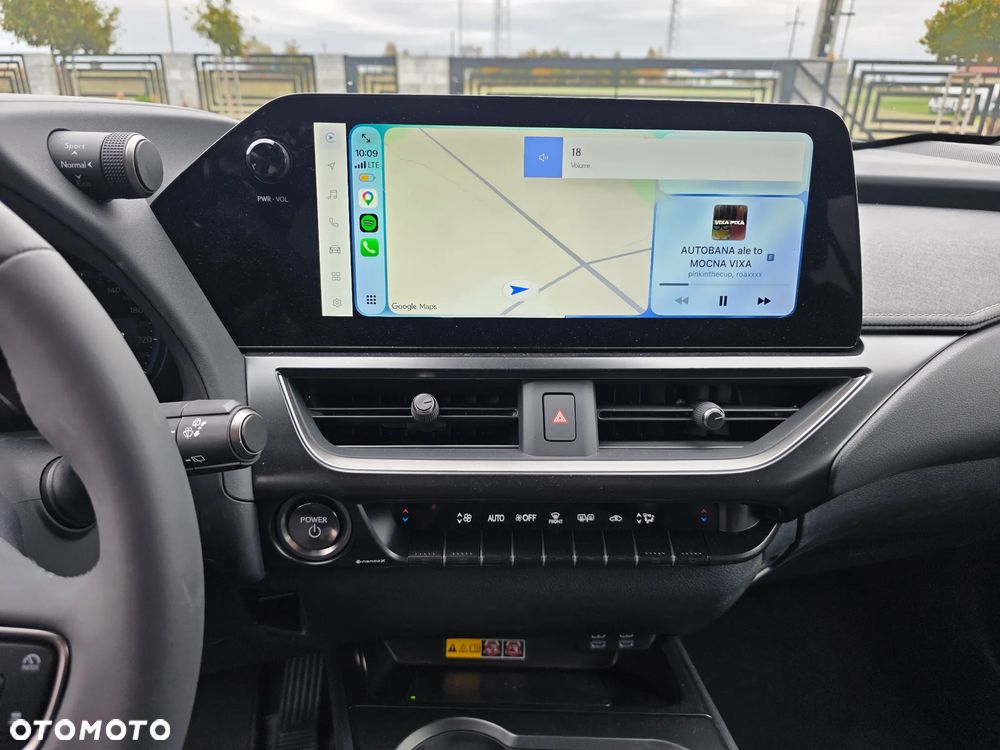 Lexus UX 2025