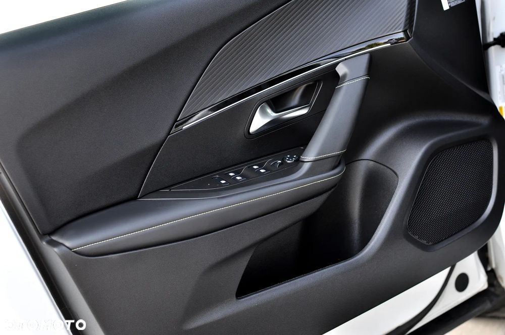 Peugeot 2008 PureTech 130 EAT8 GT - 15
