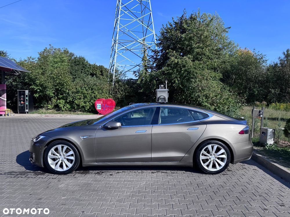 Tesla Model S - 11