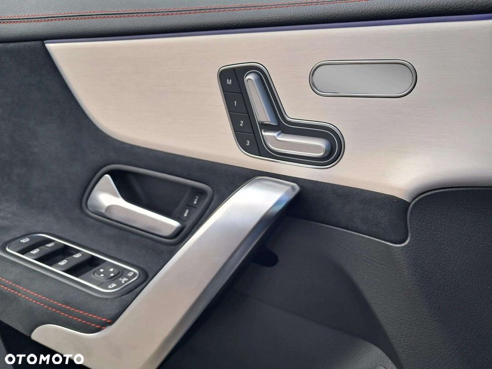 Mercedes-Benz CLA - 12