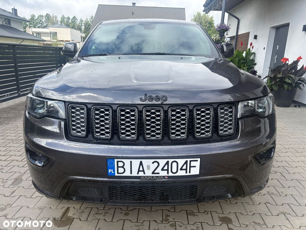 Jeep Grand Cherokee - 25