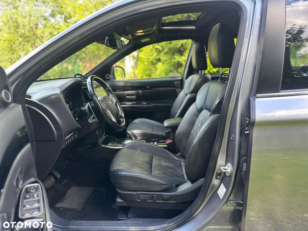 Mitsubishi Outlander Instyle NAVI + - 13