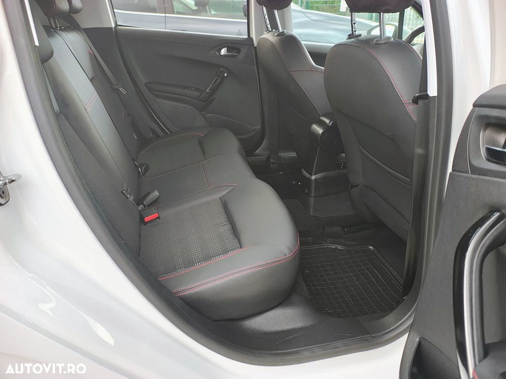 Peugeot 208 - 12