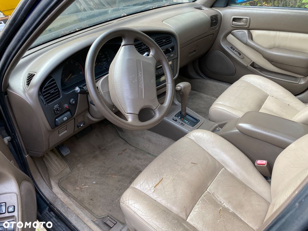 Toyota Camry 3.0 V6 LE - 3