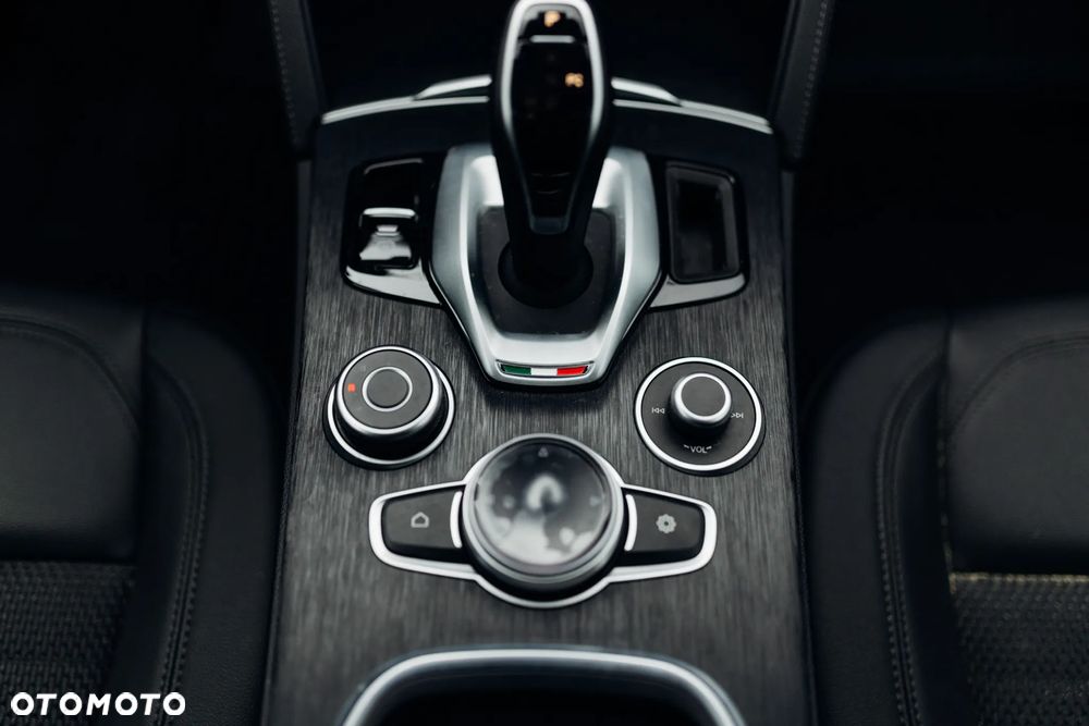 Alfa Romeo Stelvio 2.0 Turbo Q4 - 24