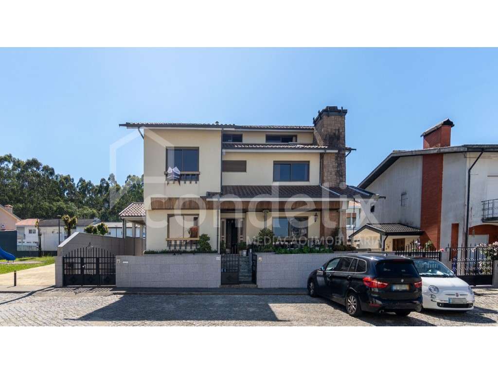 Moradia T6 com Potencial Único: 3 Espaços Distintos num Só Investim... - Grande imagem: 3/51