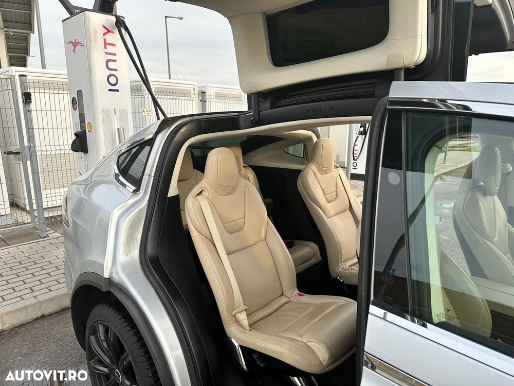 Tesla Model X - 22