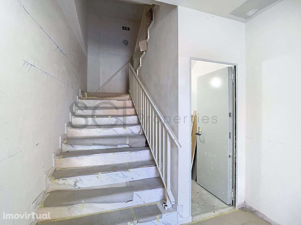 Apartamento T3 duplex, com varandas, na Quinta do Conde - Grande imagem: 5/55