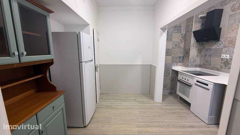 Prédio Carregal do Sal - T2 Duplex mais loja Comercial - Zona Cento - Grande imagem: 2/11
