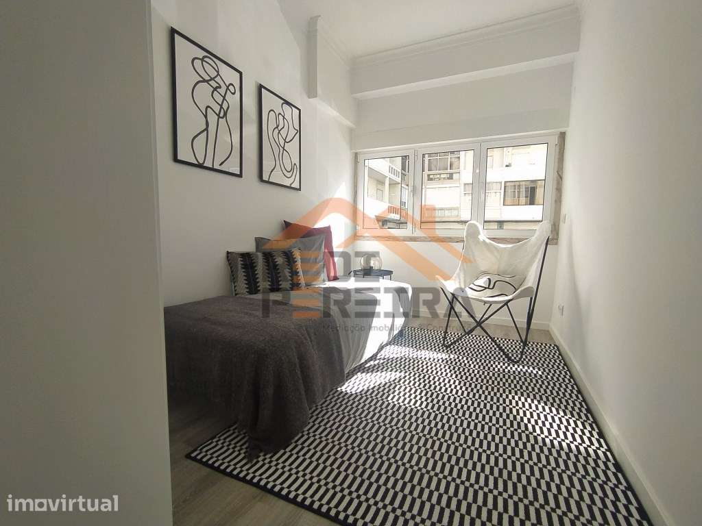 Situado em Benfica, apartamento T3 com varanda, totalmente remodelado. - Grande imagem: 5/29