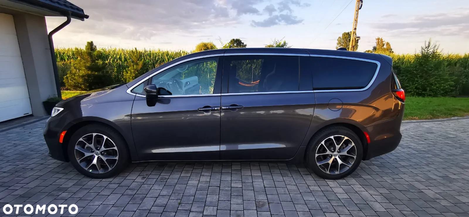 Chrysler Pacifica - 12