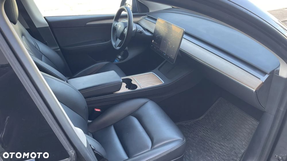 Tesla Model Y - 6