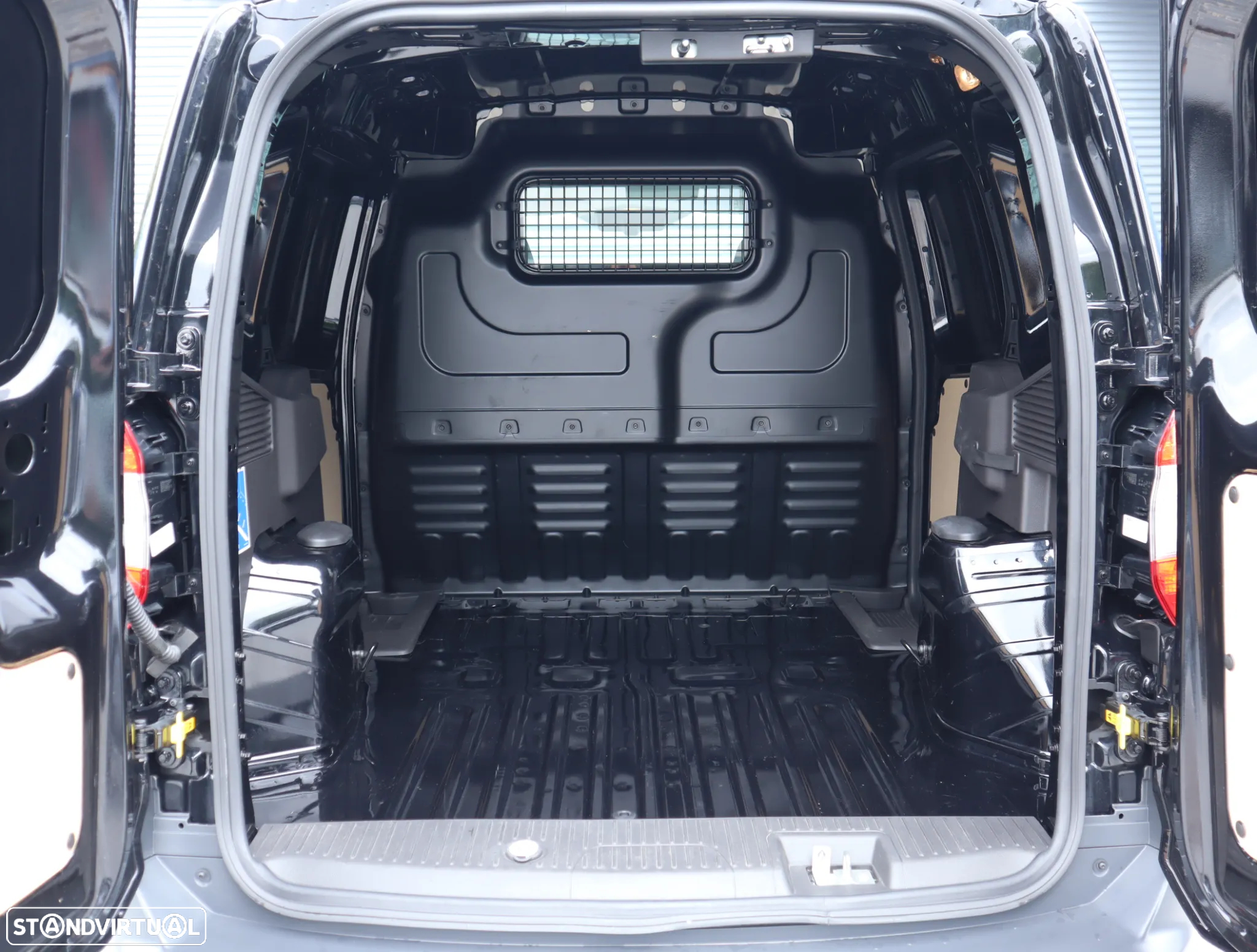 Ford Courier Van 1.5 TDci 100 Cv Trend - 36
