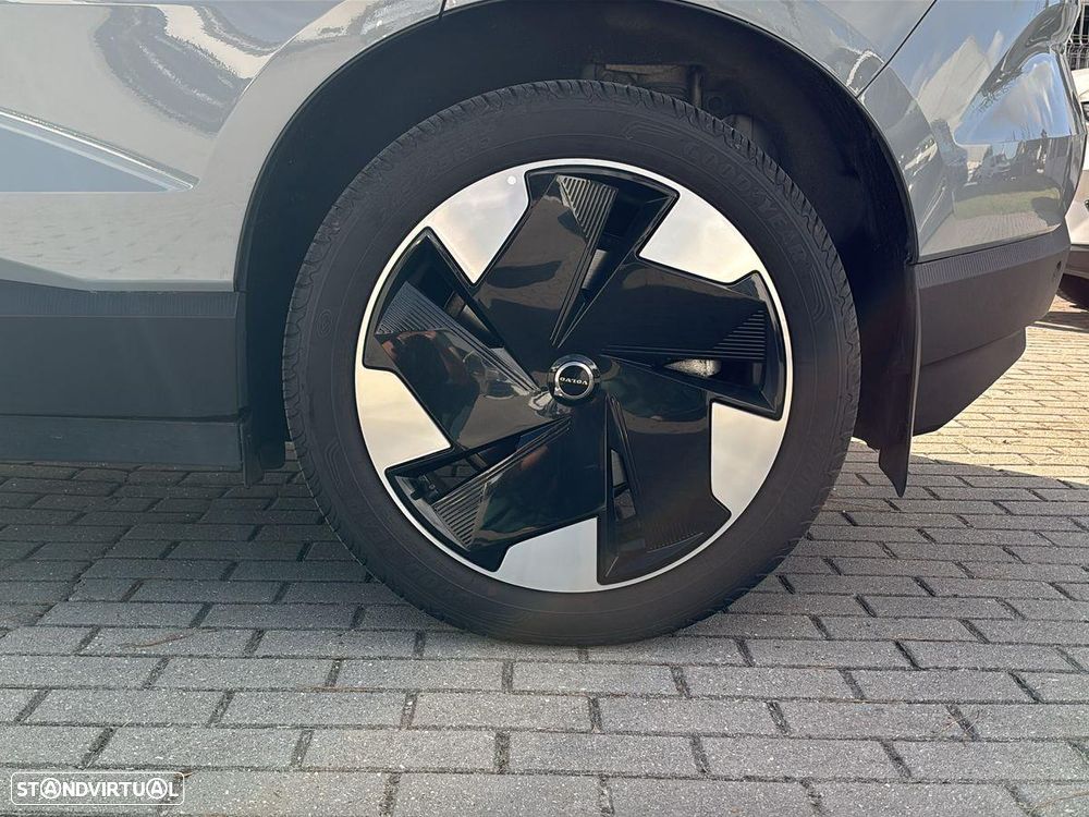 Volvo EX30 Single Motor Extended Range RWD Plus - 11