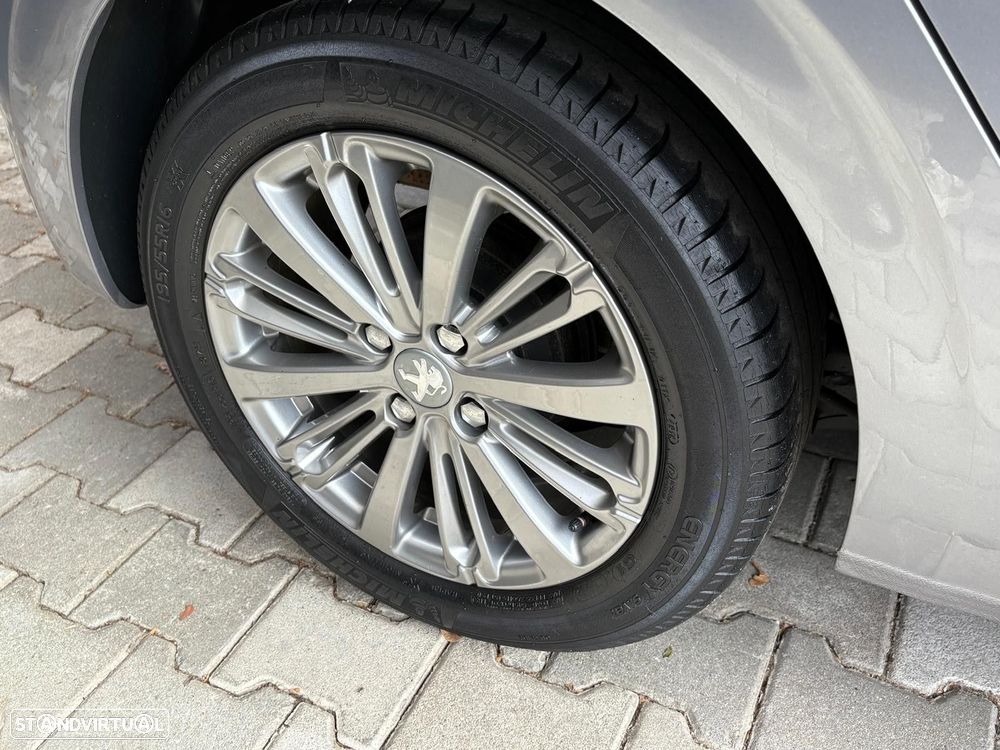 Peugeot 208 1.2 PureTech Allure - 19
