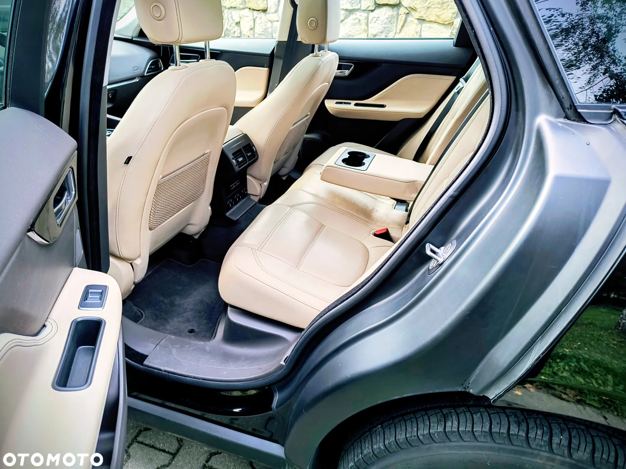 Jaguar F-Pace 25t AWD R-Sport - 9