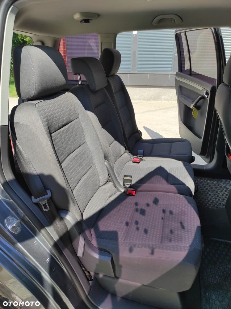 Volkswagen Touran - 10