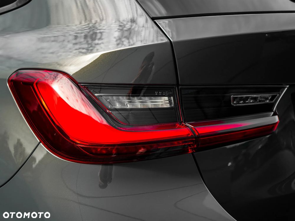 BMW Seria 3 320d xDrive mHEV - 10