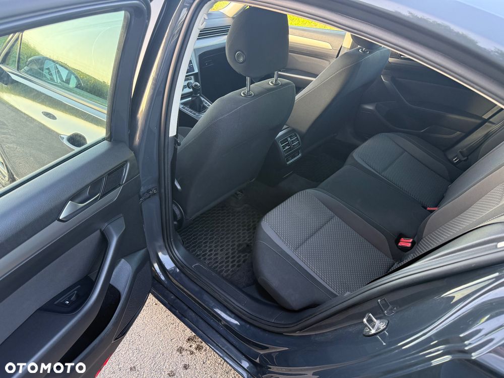 Volkswagen Passat 2.0 TDI SCR Comfortline - 16