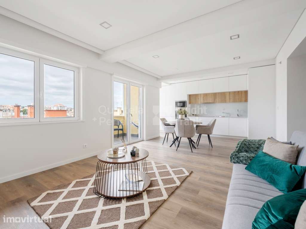 Apartamento T3 renovado, com varanda para venda em Benfica - Grande imagem: 2/25
