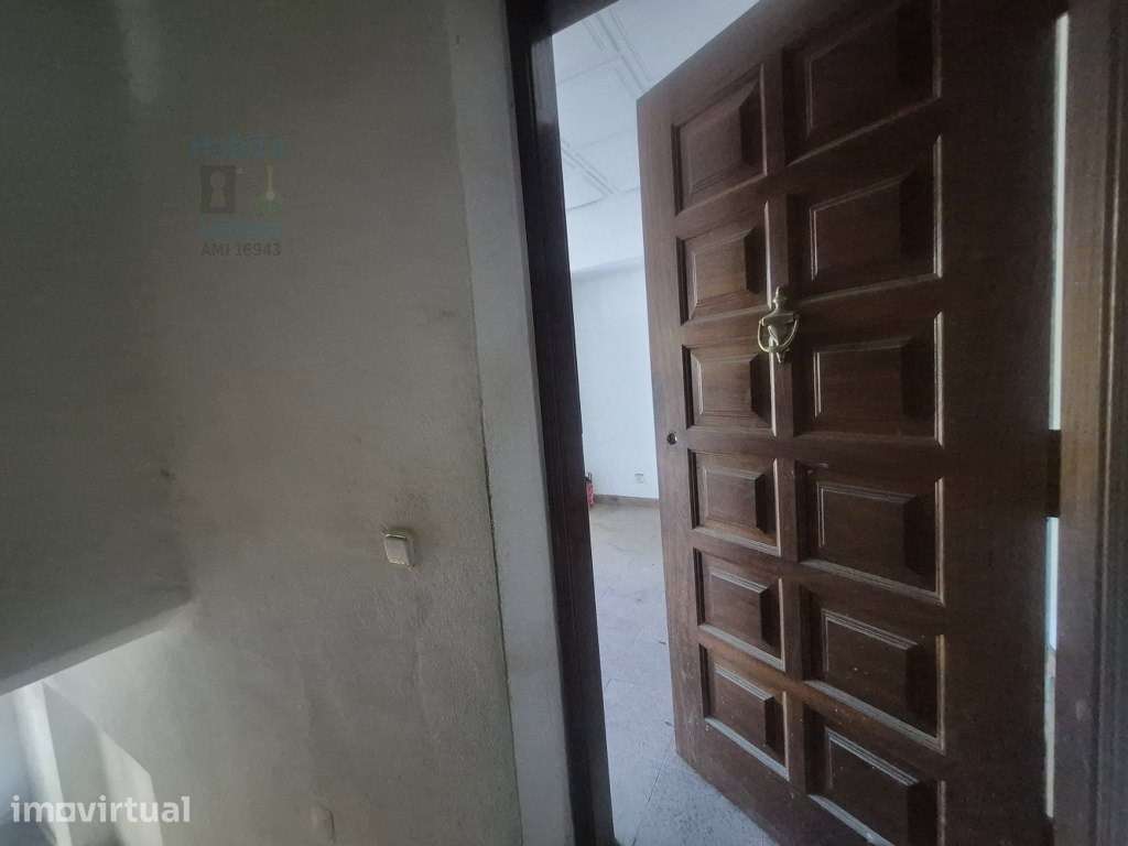 Escritório Duplex no Centro do Laranjeiro com Terraço - Grande imagem: 5/33